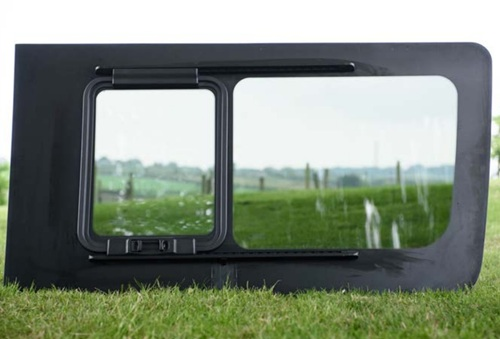 Sivuikkuna, oikea, tumma, tasaisella takaa eteen liukuvalla luukulla, Crafter / Sprinter, 2006-> (L2/L3/L4)