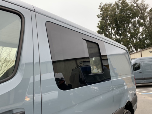 Sivuikkuna, oikea, tumma, hyttysverkollisella liukuluukulla, Crafter / Sprinter, 2006-> (L2/L3/L4)