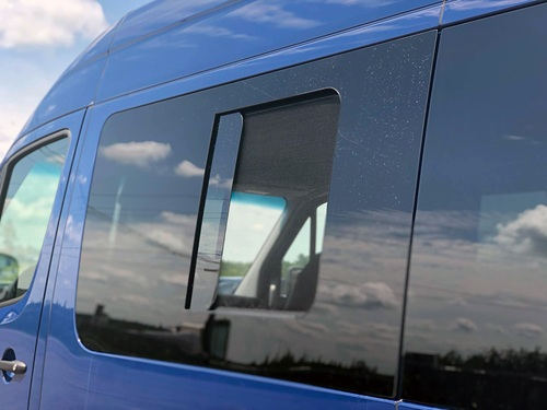 Sivuikkuna, oikea, tumma, hyttysverkollisella liukuluukulla, Crafter / Sprinter, 2006-> (L2/L3/L4)